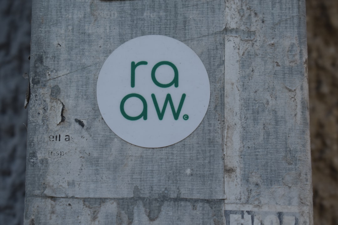 QR kodlu etiket tasarımı ve NFC etiketiyle güncel ürün bilgisi gösteren örnek tasarım