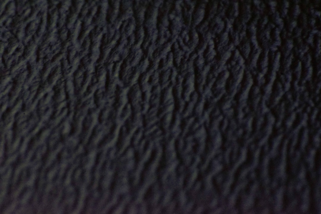 Soft touch kaplama ile kartvizit yüzeyi yakın çekim