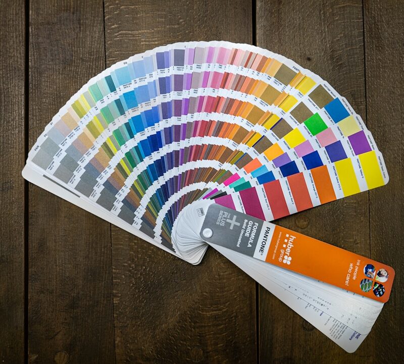 Dijital Baskı Renk Yönetimi: Pantone ve CMYK Uyum Rehberi