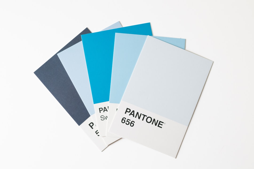 Dijital baskıda Pantone renk paletini gösteren kartvizit ve ambalaj renk örnekleri
