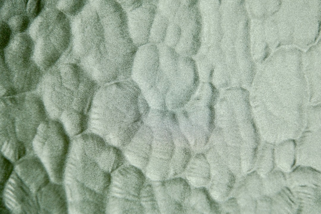 Kartvizit dokusu yakın çekimi, kağıt yüzeyinin detayları görülebilir