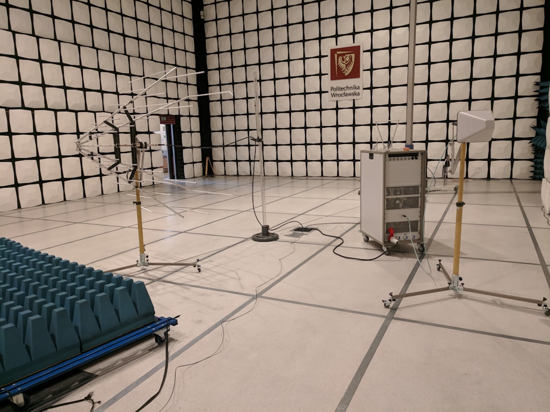 UV kaplama test kurulumunu gösteren ekipman ve yüzeyler