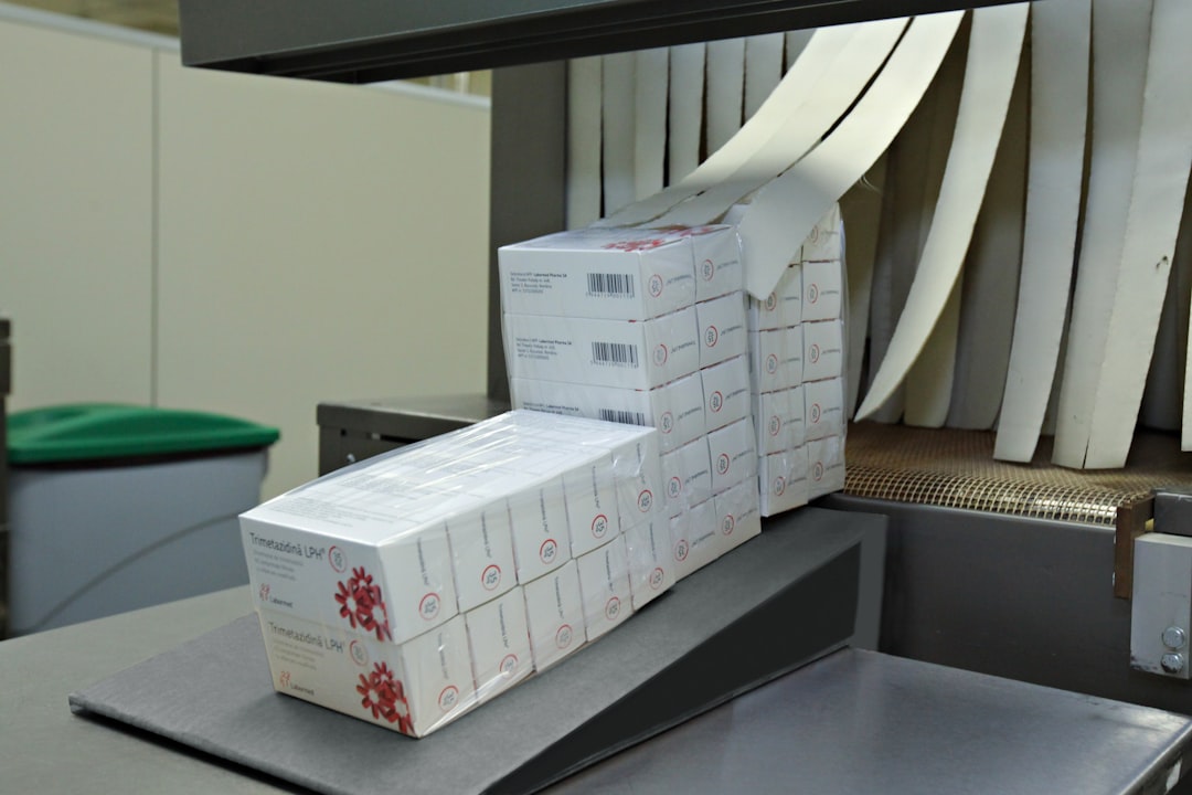 Karton kartvizit ve ambalaj malzemelerinin kontrollü depolandığı görüntü