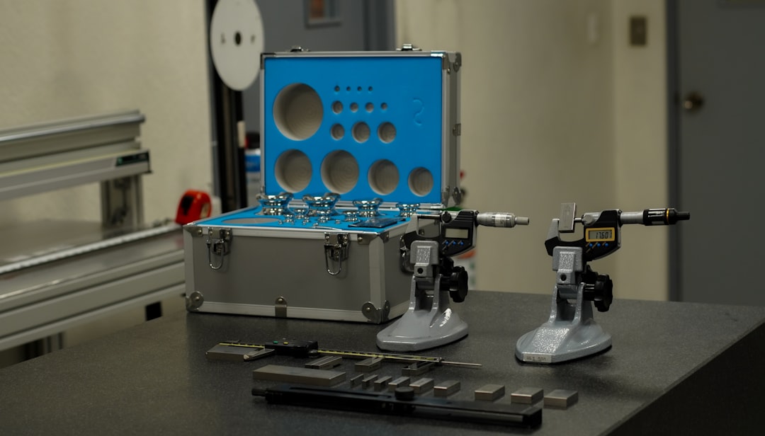 Renk kalibrasyonu için monitör ve yazıcı arasındaki iş akışı gösteriliyor