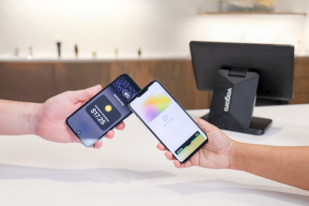 Birinin akıllı telefonla NFC kartviziti test ettiği an
