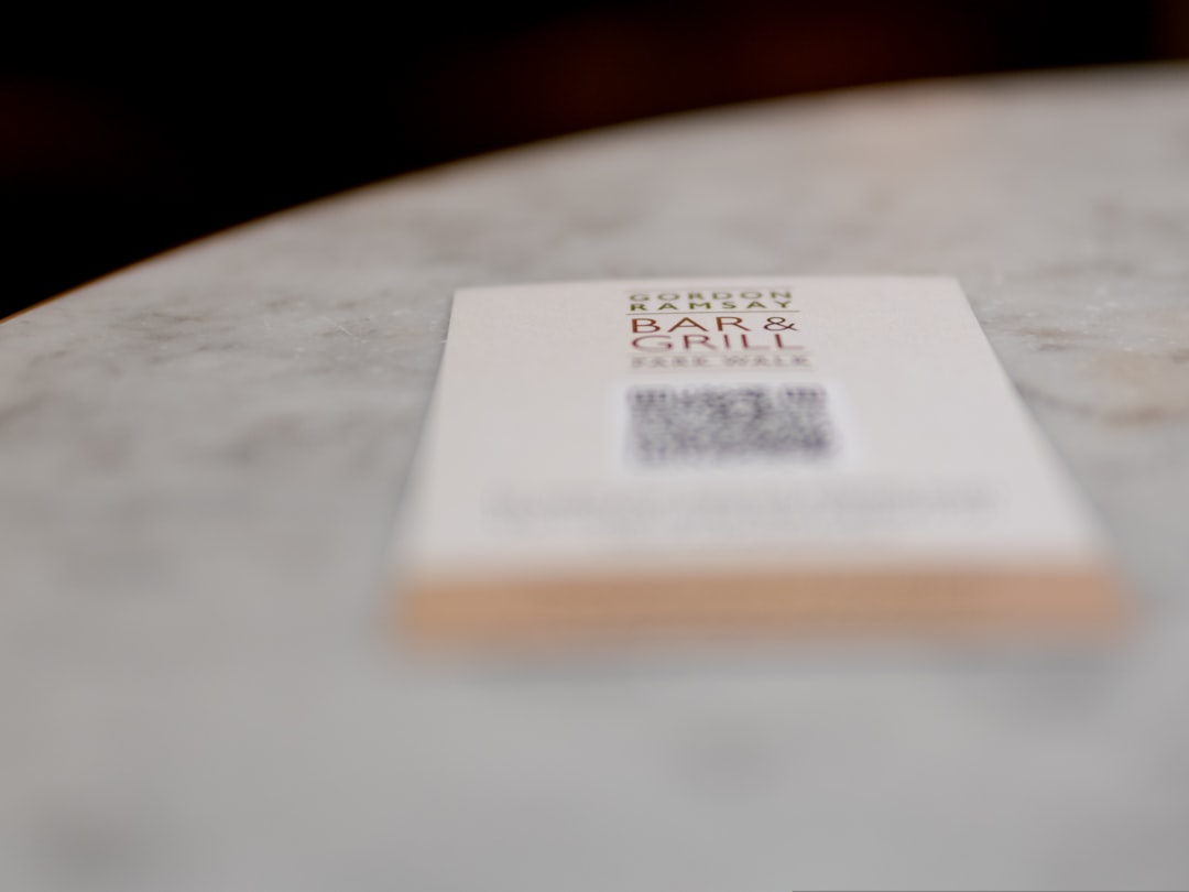 Kart vizit üzerinde barkod ve QR kod entegrasyonu örnek baskı