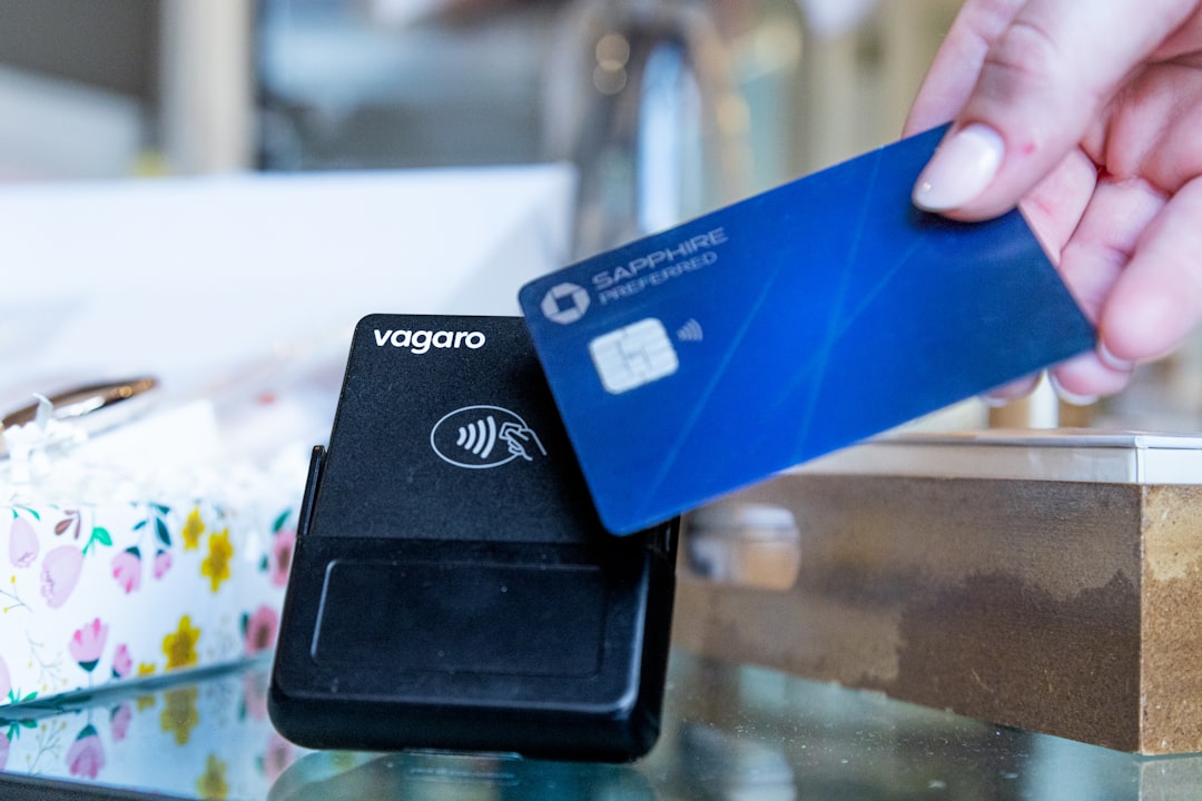 NFC kartvizit baskı malzemelerinin masa üzerinde düzenlenmiş görseli