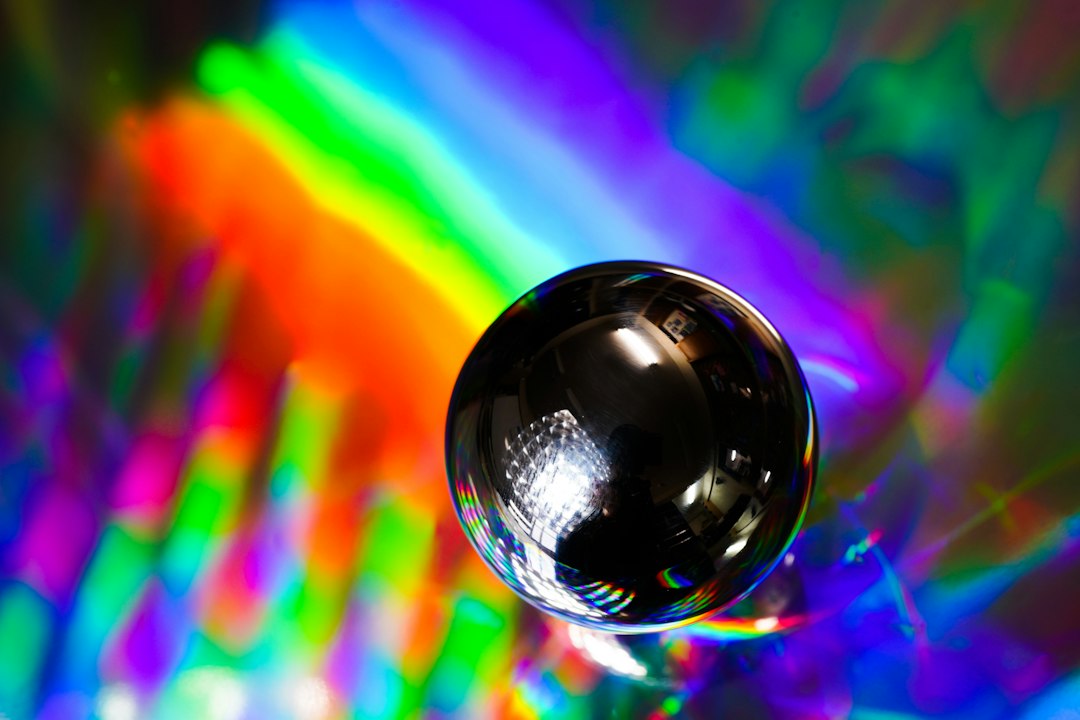 Kartvizit üzerinde hologramli etiketin yakın görüntüsü