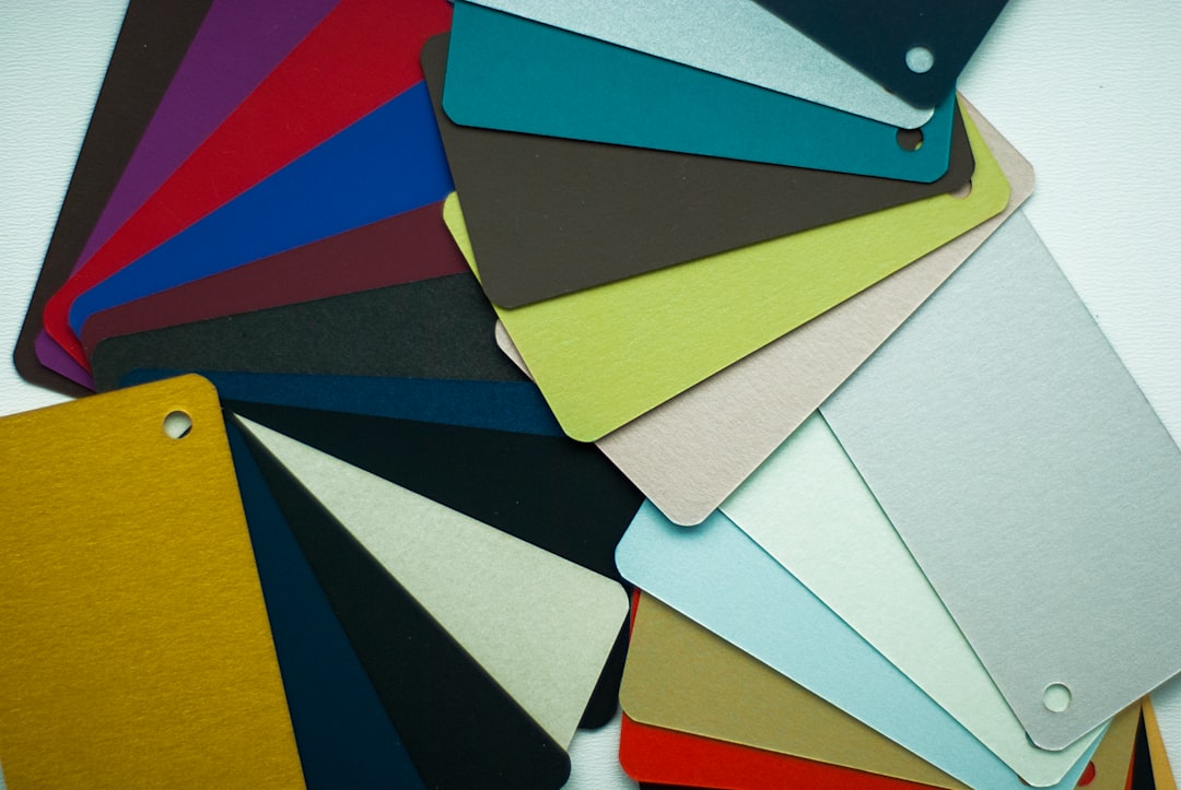 Kartvizitler için lamination ve kaplama seçeneklerinin karşılaştırılması